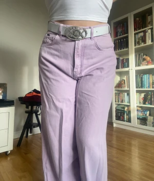 Ljuslila jeans - Ett par ljuslila jeans från Carlings egna märke KARVE. Storlek L, straight/roomy fit. Uppsydda med vanlig raksöm för att passa mig (164 cm kort.) Generös L, lutar mer åt XL- hållet. Använda fåtal gånger och i bra skick. Läs gärna bion innan köp!