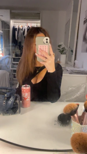 Svart assymetrisk topp - Från Zara Säljer en svart långärmad topp med cool cut out-detalj framtill och baktill. Modellen är croppad och sitter tight mot kroppen, perfekt för dig som gillar trendiga och unika plagg. Materialet känns stretchigt och bekvämt.