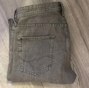 Gråa jeans - 32/30 jeans från Jack and Jones. Skick 9/10. Knappt använda då de inte riktigt är min stil.