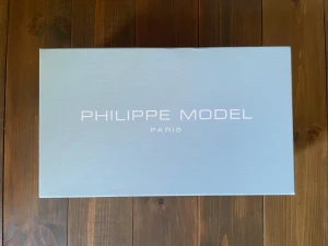 Philippe Model skor - Säljer dessa snygga Philippe Model skorna. De är använda men såklart fortfarande i gott skick. Priset är ej hugget i sten. Hör av er vid frågor!