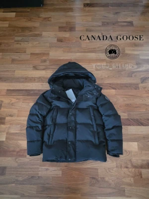 Canada Goose Wyndham Parka Black Label - 🖤 Canada Goose Wyndham Parka Black Label – Svart (S) 🖤 Exklusiv och mycket varm vinterjacka från Canada Goose i Black Label-utförande med svart emblem och stilren premiumdesign. Helt ny med tagg kvar och levereras med original dustbag. Perfect för nordiskt klimat med tjock dunfyllning, skyddande huva och djupa dragkedjefickor. Tagg avklippt. En lyxig och praktisk vinterfavorit.  📦 Snabb leverans – skickas samma dag 📩 Skriv vid intresse
