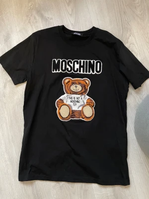 Säljer en ny T-shirt - Säker en ny T-shirt 