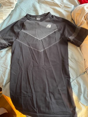 Tröja - Svart gorilla wear Compression tröja från gymgrossisten mycket bra för att träna. 