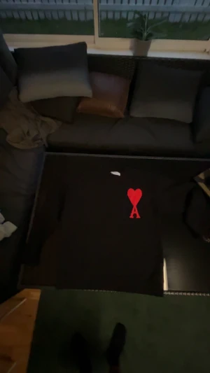 Ami Paris tröja(hög kvalité) - En vanlig stickad ami Paris tröja. Har aldrig använt den då den är för liten. Storlek S. Köpt för 750kr. Vill bara få den såld så pris kan sänkas.