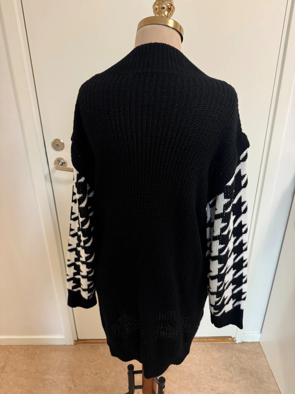 Svart kofta med mönstrade ärmar från SHEIN