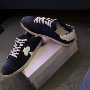 Gallerist skor - Dessa är mörkblåa gallerist skor som är cirka 1.5 månad gamla. Den är väldigt snygg och passar perfekt för ngn i storlek mellan 43-44. Det ända felet är lite rips i bak men det är inget problem eftersom jag sänker priset från originalpris på 2500