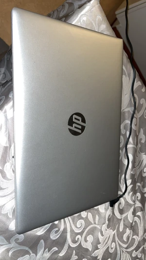HP ProBook - HP ProBook laptop med Intel Core i5-processor, flera USB-portar, HDMI och VGA. Skärmen och tangentbordet ser ut att vara i gott skick, mindre yttre slitage kan förekomma. Perfekt för arbete eller studier. Windows är installerat och datorn är redo att användas.