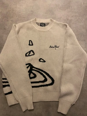 Broken planet tjocktröja - Jag säljer en bekväm broken planet tröja i storlek xs men passar mer s. Måtten från Axel till Axel är 44 cm och längden på hela är ungefär 62 cm