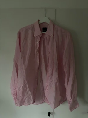 Oscar Jacobson skjorta - Rosa ursnygg populär och trendig Oscar Jacobson skjorta i 100% linne och storlek m (39-40). Superfint skick då den är använd mycket sparsamt och perfekt till alla möjliga tillfällen! Nypris på nästan 2000 kr. Inga defekter, pris ej hugget i sten och tveka inte vid minsta fråga eller fundering!