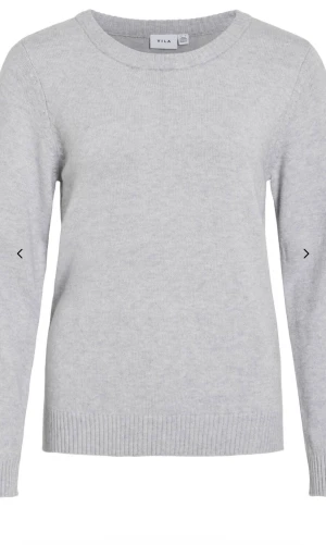 Grå stickad tröja  - Säljer en jätte fin ljusgrå stickad tröja från märket Vila i storlek s