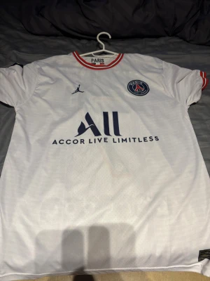 Jordan X Psg tröja  - Säljer en fotbollströja i bra skick säljer för att den inte används längre storlek L