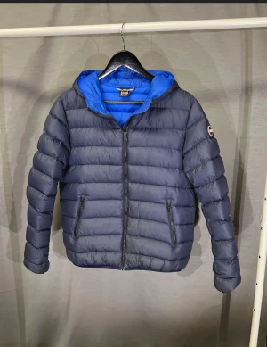 Colmar jacka - Grymt snygg colmar jacka! Perfekt vinterjacka, både snygg, praktisk, hållbar och skön! Nypris ca 4000kr! Size 16y/172cm motsvarar xs-s. Modellen är 179 och den passar. Rekommenderar mellan 173-180cm för bra passform! Hör av dig vid minsta fundering 🤩