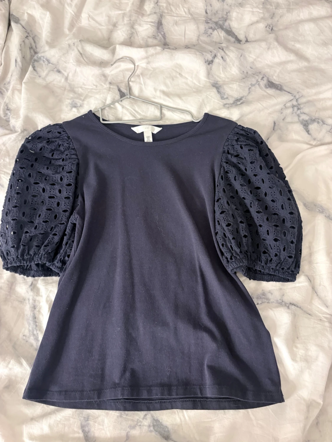 Mörkblå topp med puffärmar från H&M