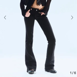 Cheap monday jeans - Säljer mina jeans i storlek 29/34 då de är lite för stora för mig, passar perfekt på mig som är 173. OBS, säljer inte förens 25 Dec