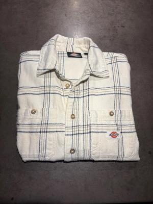 Archive Rutig Skjorta Diesel - Säljer en Archive Rutig skjorta från Diesel. Den är skön, stilren och riktigt snygg. Storlek: S men är större och känns som en medium. Skriv vid frågor eller kom med bud!