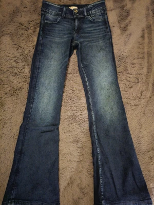 Low waisted jeans - Low waisted jeans, inte andvända. Ser ut att vara en fläck på dessa men det är bara ljuset. Ordinarie pris är 899kr. Från givna tricot.