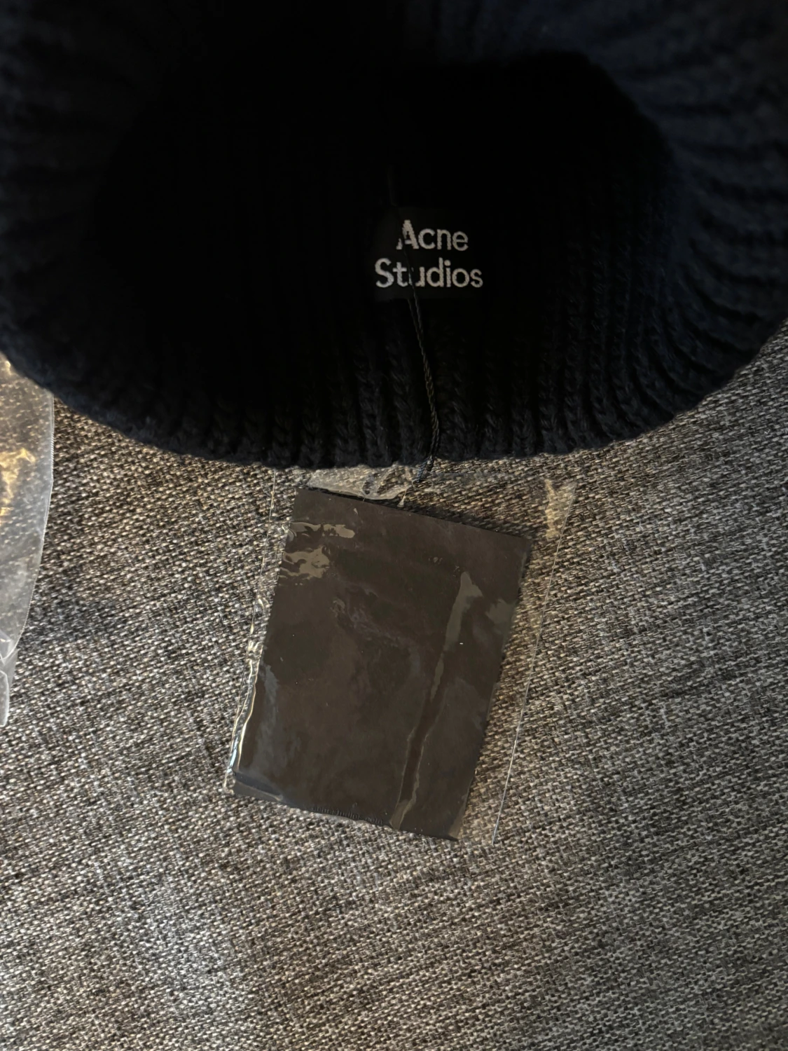 Svart mössa från Acne Studios - 2