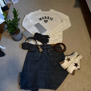 Vit stickad tröja Morris Gents L - Snygg vit stickad tröja från Morris Gents i storlek Large. Tröjan har rund hals, ribbade muddar och svart broderad MORRIS-text med emblem på bröstet. Tillverkad i 100% bomull, perfekt för dig som gillar klassisk och clean stil.