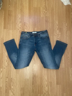 Fina Blåa Jeans - Helt nya jeans använda en gång! Köpt ifrån new yorker tror jag! Riktigt fina byxor till billigt pris! Herr modell med storlek 29/32! Hör av dig vid eventuella frågor! 🙌