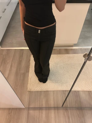 Svarta skinnbyxor från Nelly - Säljer dessa helt nya skinnbyxorna från Nelly då jag har råkat köpa två par de är i storlek 38 jag kommer ha dessa uppe i en vecka och om ingen köper dom så kommer jag returer dom vill även säga att dessa är helt slut i lager på deras hemsida 