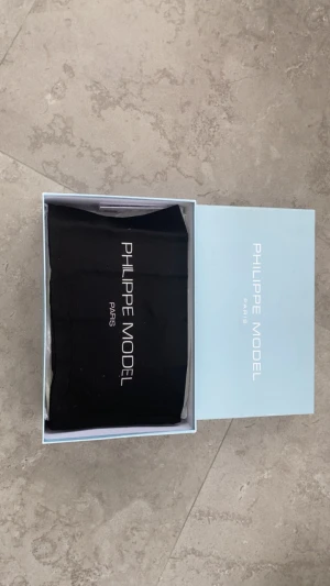 Philippe models - Riktigt snygga philippe modells, passar perfekt nu till vintern, överlag väldigt bra skick lite slitage på sulan. Skriv vid minsta fråga🤗