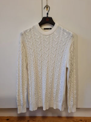 Vit stickad tröja från Lager 157 strl M - Säljer en vit stickad tröja från Lager 157 i storlek M. Tröjan har aldrig används, bara blivit tvättad en gång.