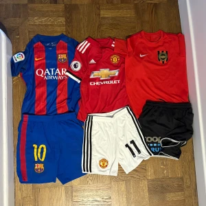 Klädpaket Fotbollströjor och Fotbollsshorts (137-147) - Alla tröjor i fint skick! Varierade storlekar mellan 137-147  FC Barcelona full kit 16/17: Barcelona tröja 16/17 (Messi)  Barcelona shorts 16/17 (Messi)   Manchester United full kit 17/18: Manchester United tröja 17/18 (Martial) Manchester United tröja 17/18 (Martial)  Brommapojkarna Träningströja Brommapojkarna Träningsshorts  220 kr styck pris. Vid köp av alla samtidigt 999 kr