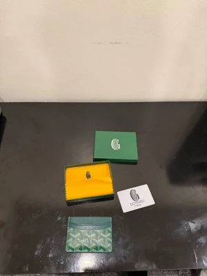 Grönt Korthållare - Säljer en helt ny korthållare oanvänd. Fraktar snabbt inom 24h efter köp. Skriv gärna vid fler frågor.