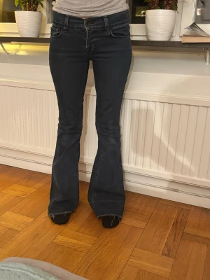 J-Brand Jeans  - Low waist bootcut jeans från J-Brand. Säljer då jag tyvärr vuxit ur dem. Mått:Midjemått rätt över är 39cm, ytterbenslängd/längd 98cm, innerbenslängd är 78cm. Bredd på bootcut är 23cm. Pris kan diskuteras vid snabb affär!!