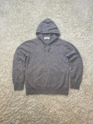 Grå Kashmir hoodie - Skick 9/10, inga defekter. Storlek M men passar XS 155-164cm. Gåva ingår vid köp!