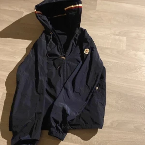 Moncler jacka - Säljer fett moncler windbreaker köpt i Milano för ca 2 år sedan, inte andvänd mycket, köpt för 9000kr