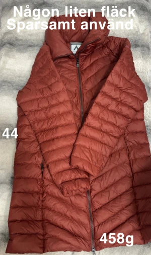 Rostbrun lättviktsjacka med dragkedja - Säljer en rostbrun lättviktsjacka i storlek 44 med snygg quiltad design och hög krage. Jackan har hel dragkedja framtill och är lätt, väger endast 458g. Perfekt för kyliga dagar och enkel att matcha med din stil.🌸 Mindre fläckar. Ej ögonfallande. Sparsamt använd. Storlek 44 skulle säga storlek L
