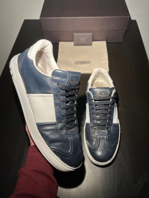 Valentino Flycrews Navy - Valentino Flycrews - Färg: Marin blå - Skick: 8/10 - Defekter: Högra skosulan har limmats fast lite annars bara några få märken på skon som inte påverkar skon alls - Tillbehör: Original box, dustbag och Valentino kuvert - Nypris: 7499 kr - Hör av dig vid frågor / AR Resell ⚜️