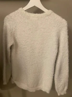 Vit fluffig stickad tröja  - Supermjuk och fluffig vit stickad tröja från lager 157. Perfekt till vintern!💕 hör av dig vid funderingar💖💖