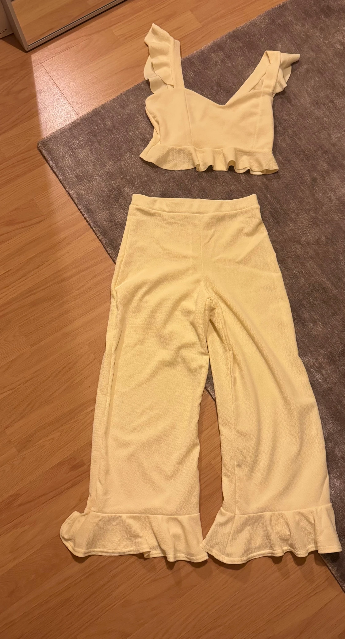 Gul byxdress med volangdetaljer