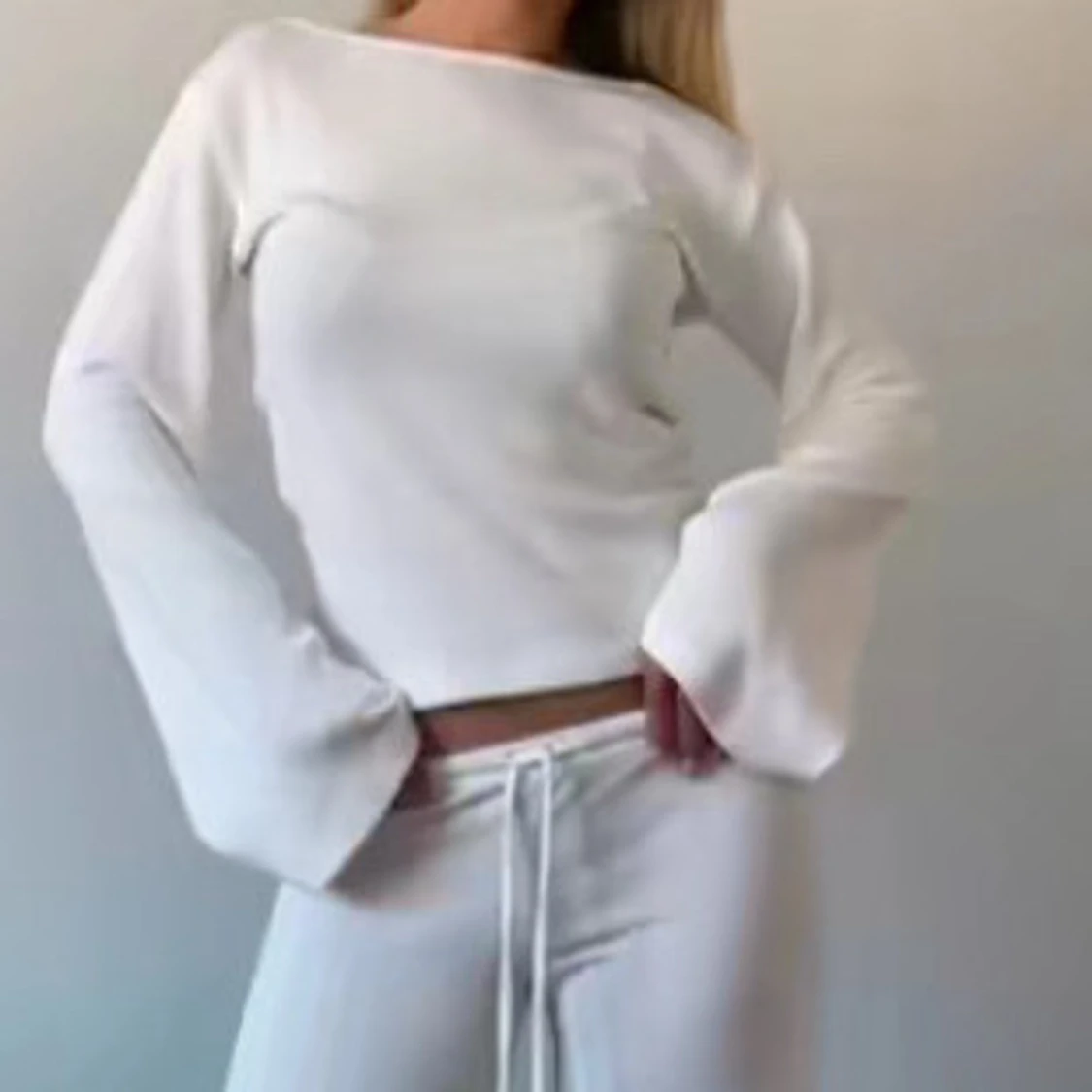 Vit långärmad topp med utsvängda ärmar