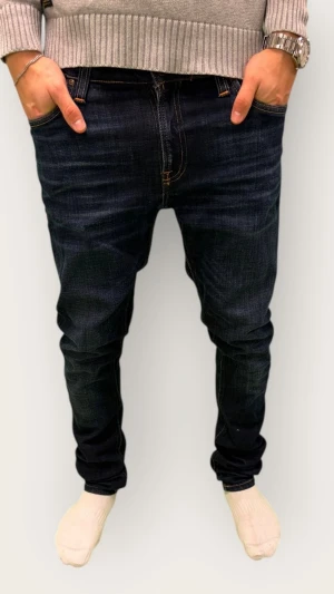 Nudie Jeans - Hej! Säljer dessa väldigt eftertraktade och snygga Nudie Jeans | Storlek: W32/L32 | Skicket är mycket bra, inga tecken på användning | Modellen är 175 och väger 75kg | Pris kan diskuteras! | Hör av dig vid intresse eller minsta fundering!