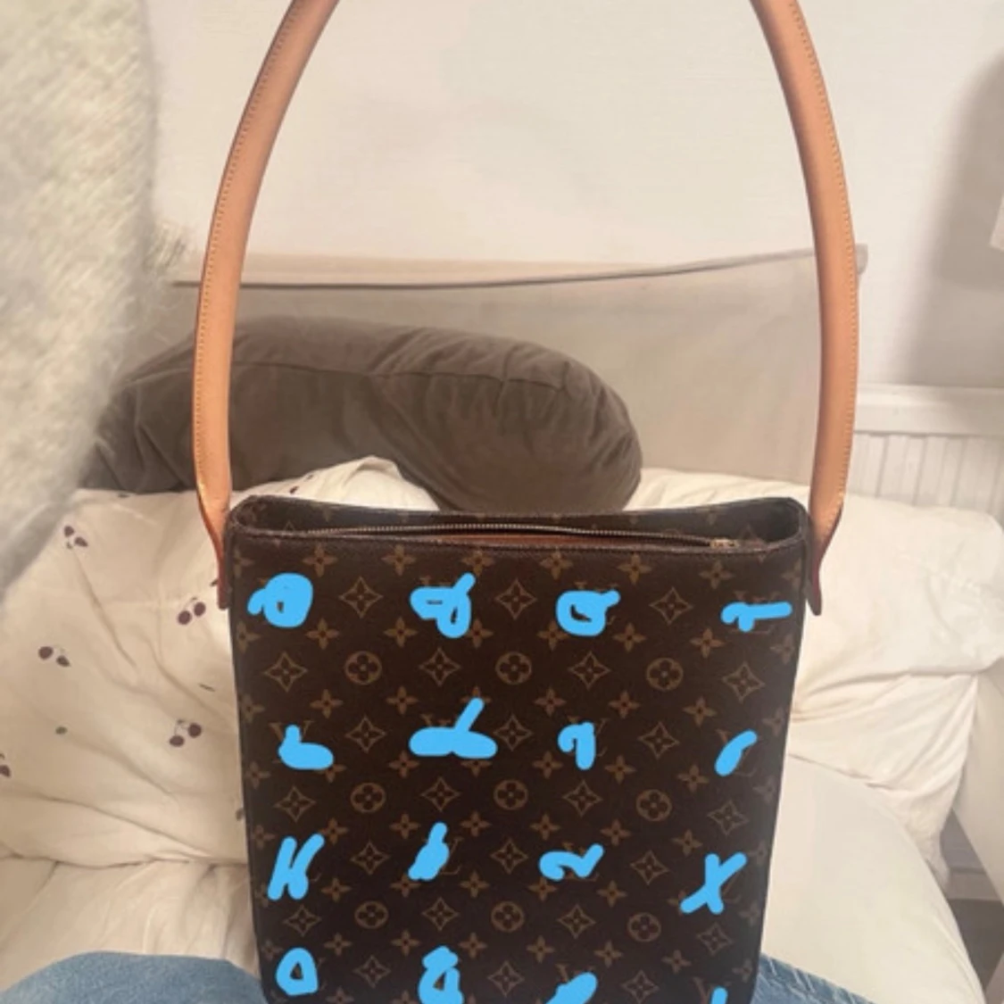 Axelväska med monogram mönster