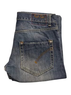 Dondup jeans i storlek 32 - Snygga Dondup ni jeans i klassisk blå tvätt med slitningar och kontrastsömmar. Modellen har raka ben, fem fickor och coola detaljer på bakfickorna. Perfekt för dig som gillar en avslappnad och tidlös stil. 🚨Har spräckts lite på baksidan som ni ser på bilden🚨
