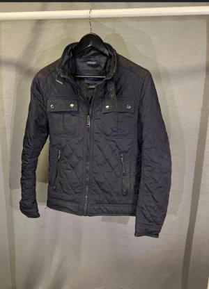 Field jacka - Stört fet field jacka från zara man! Sjukt snygga detaljer verkligen! Modellen är 179cm och den är för liten. Rekommenderar ca 165-174 cm för bra passform! Varmt välkommen att höra av dig🤩