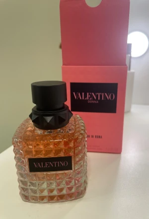 Valentino Donna Born in Roma 50ml parfym - Har inte sprutat en enda gång och säljs endast pga att jag fick 2st i present. 🩷