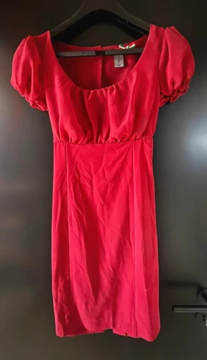 Vintage mesh-overlay klänning – dubbla lager & puffärmar - Sällsynt klänning med vintage-känsla och exklusivt mesh-övertyg. Dubbel­lagrad design, puffärmar, rynkad urringning och knytband i ryggen. Elegant slits bak och en kroppsnära silhuett som ger ett unikt uttryck.  Äldre italiensk modell fr. VeroModa som inte längre finns att köpa. Samt mycket svår att hitta, även begagnad.  Klänningen är lite mörkare röd än vad den framstår på bilderna! I fint skick! 😻❤️