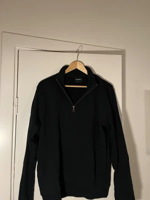 Lyle & scott half zip - En snygg half zip från Lyle & scott i svart färg. Passar de flesta tillfällen och ser bra ut!