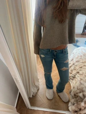 Hollsiter jeans med hål  - Skitsnygga jeans från hollister som inte kommer till användning längre, vanliga fickor där bak!!🥹midjemått tvärsöver: 37cm, innerbenslängd: 76cm💕pris är diskuterbart!