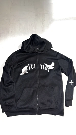 Zip hoodie  - Svart zip hoodie med tryck. Använd några gånger. Storlek L