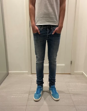Dondup George Jeans  - Säljer nu dessa Dondup George Jeans med snygga slitningar i populär design, skriv för fler bilder/frågor🙌🏼