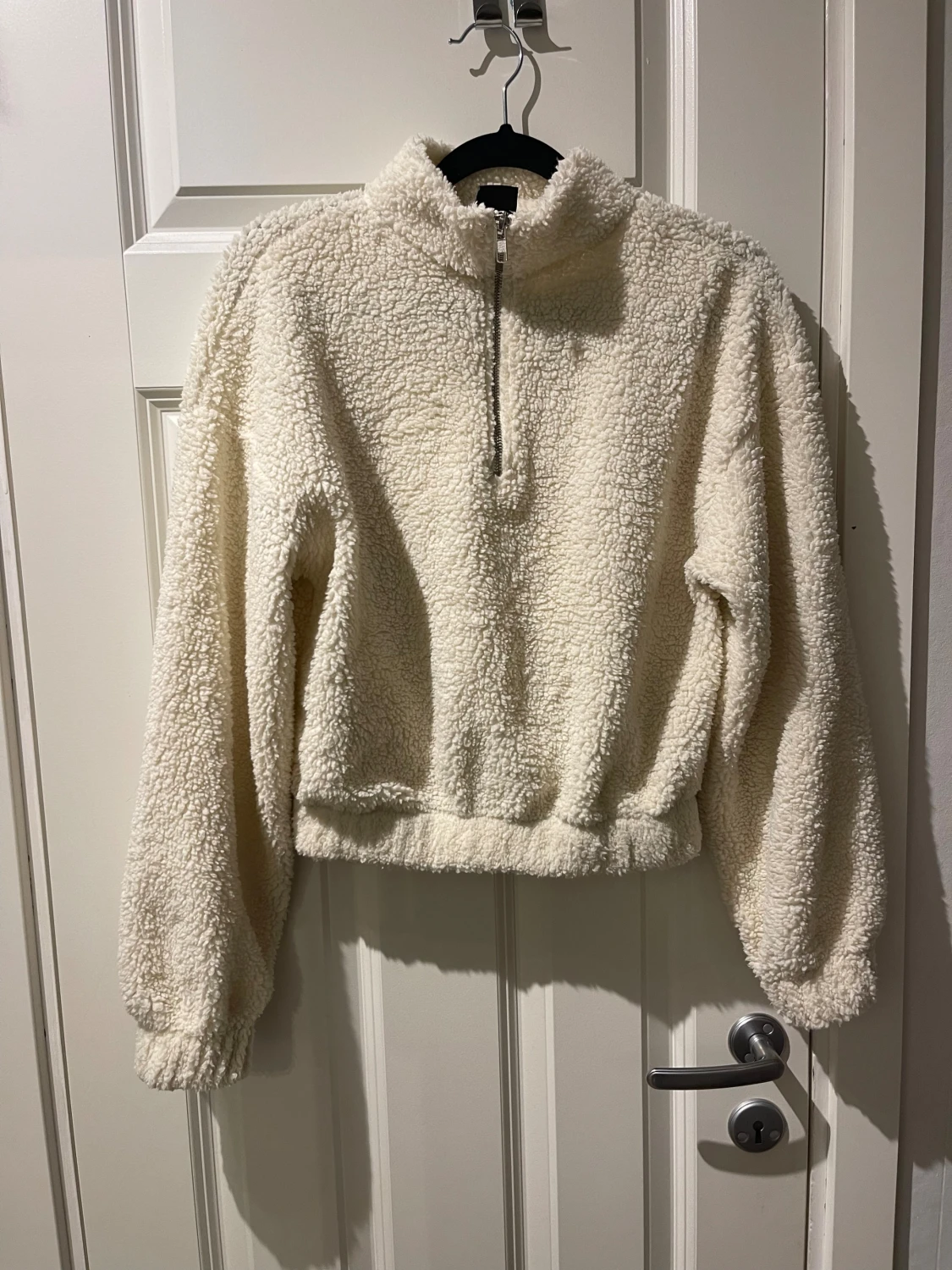 Cremevit fleece-tröja från Gina Tricot