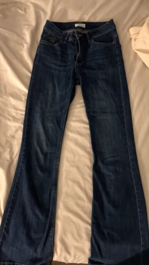 Jeansbyxor -mörkblå  - Säljer samma bootcut jeans men utan hål och storlek 34  