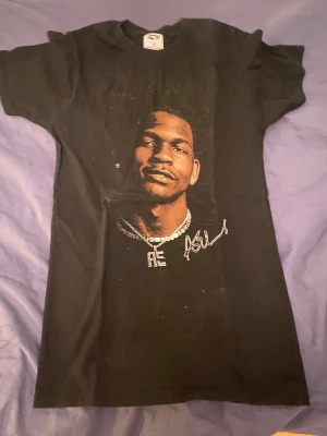 Svart t-shirt med Antony Edwards  - Svart tröja med Antony Edwards på sig från icy orginalpris 700