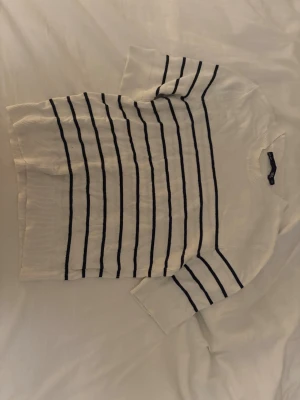 Stickad tröja - Säljer en skön randig tröja. Den är ribbad längst upp och längst ner, den är lite lite längre i armen.